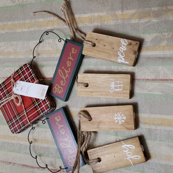 Pier 1 Imports plaid coasters plus 6 unbranded wooden ornaments NWT - Picture 1 of 7